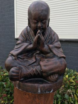 Shaolin-Mönch beim Beten, voll mit Stein